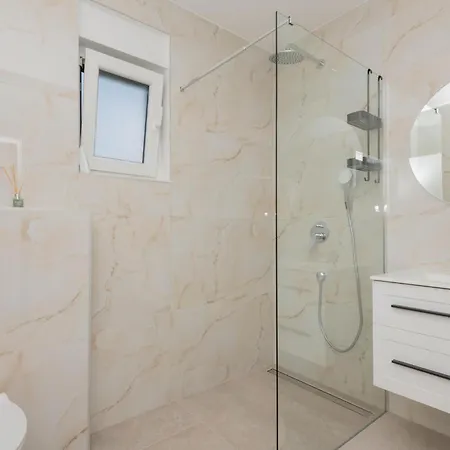 Stunning Home In Donji Prolozac