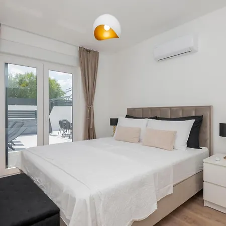 Holiday home Lovely In Donji Prolozac
