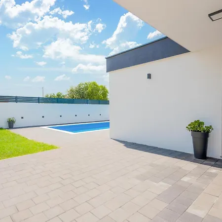 Stunning Home In Donji Prolozac Hébergement de vacances