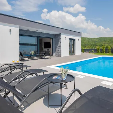 Stunning Home In Donji Prolozac Hébergement de vacances